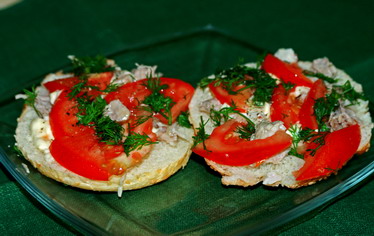 Бутерброды с куриным мясом и помидорами