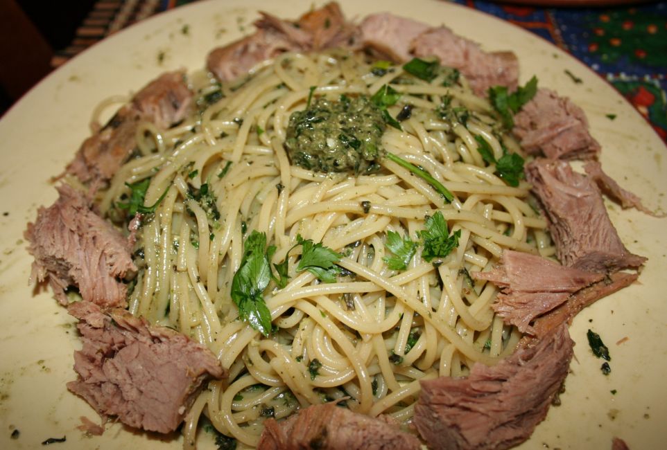 Спагетти с отварной телятиной и Песто по-генуэзски
