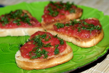 Хлебные тосты с помидорами и чесноком (испанская закуска) 