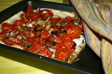 Пирог из слоеного теста с помидорами и баклажанами